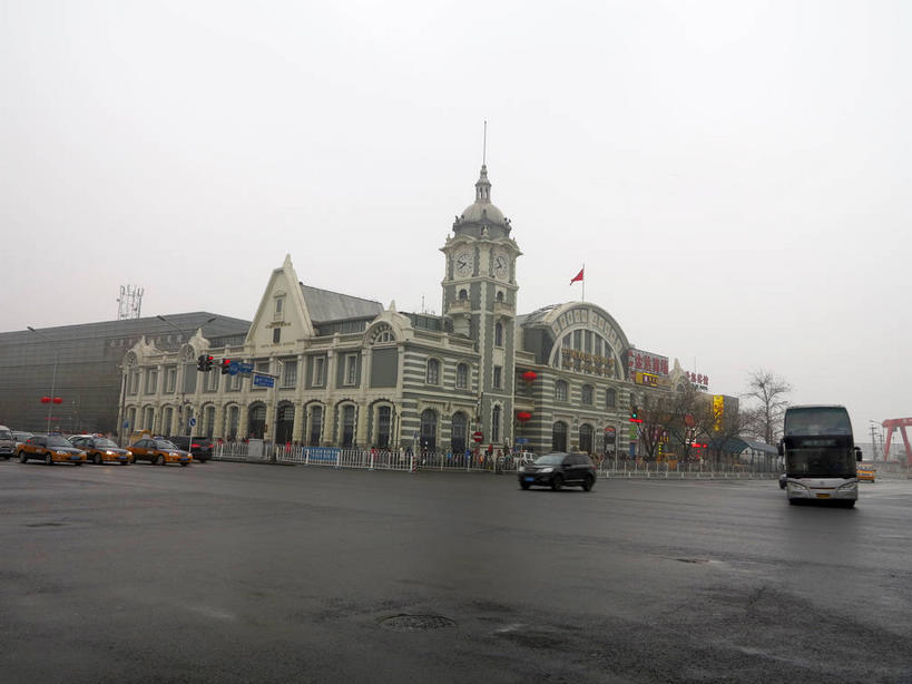 无人,博物馆,横图,室外,白天,正面,旅游,度假,植物,雾,窗户,标志建筑,道路,地标,建筑,路,公路,公共汽车,旗帜,北京,中国,亚洲,吊挂,悬挂,朦胧,模糊,研究,旗杆,墙,乌云,云,阴天,云朵,巴士,公交车,交通,首都,教育,挂,云彩,娱乐,旗子,建设,玻璃窗,墙壁,墙面,车,树,树木,绿色,天空,自然,交通工具,轿车,天,享受,休闲,旅游胜地,放松,生长,成长,展览,迷雾,昏暗,阴沉,欣赏,载具,陈列,东亚,中华人民共和国,东城区,北京市,京,北平,华北地区,中国铁道博物馆,旗号,典藏,大雾,马路,彩图,东城,shslj1,北京铁路博物馆,前门东大街