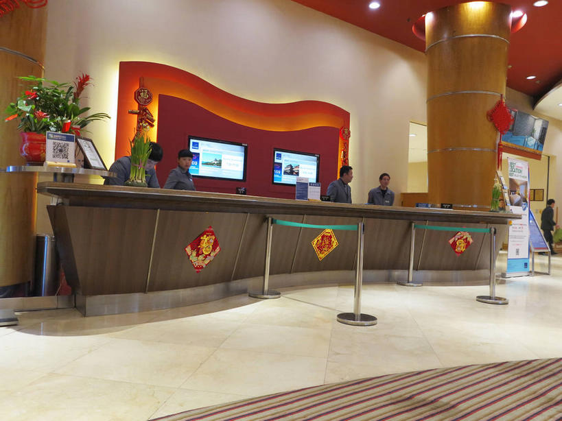 东方人,四个人,前台,服务员,宾馆,栏杆,站,横图,室内,白天,正面,工作服,制服,幸福,显示器,植物,桌子,酒店,电视,照明,北京,中国,亚洲,吊挂,悬挂,环保,艺术,装饰,壁灯,盆栽,屏幕,手工艺品,办公桌,墙,围栏,灯光,盆景,地面,首都,挂,分开,注视,黄种人,文化,显示屏,护栏,墙壁,墙面,灯,绿色,自然,福字,工艺品,中国结,灯具,液晶电视,观察,看,站着,隔断,服务台,清晰,隔离带,轻薄,生长,能源,成长,观看,酒家,隔离,华丽,修饰,旅社,照亮,回收,点缀,资源,察看,高雅,照明设备,关注,中国文化,彩电,间隔,饰物,利用,祝愿,便携,低碳,输出设备,东亚,循环,中华人民共和国,东城区,北京市,京,北平,华北地区,自信心,品位,衬托,美观,雅致,雅观,断绝,隔开,屏蔽,屏绝,远离,中断,阻遏,阻隔,彩色电视机,福,工作制服,持续,福气,男人,男性,年轻男性,年轻女性,女人,女性,亚洲人,服务生,侍者,电视机,站立,彩图,全身,工作套服,客店,客栈,旅店,旅馆,福运,春节贴,福字帖,帮助台,呼叫台,栏杆座,一米线,商旅,高清,传统文化,东城,shslj1,北京新侨饭店,崇文门西大街