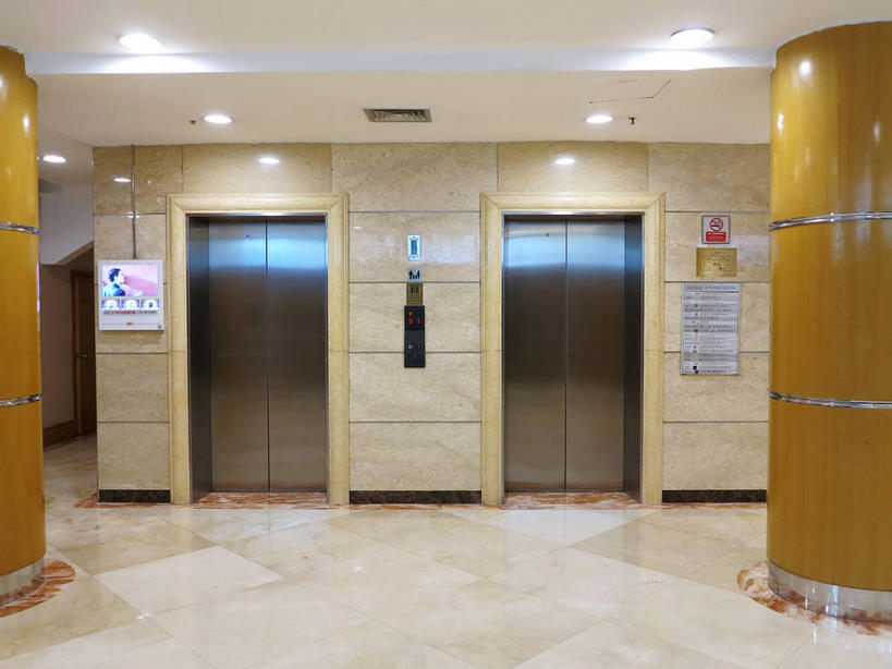 无人,宾馆,横图,室内,白天,正面,显示器,门,天花板,电梯,酒店,照明,北京,中国,亚洲,壁灯,瓷砖,地砖,屏幕,柱子,墙,灯光,地面,运输工具,首都,显示屏,墙壁,墙面,灯,黄色,灯具,门框,升降梯,酒家,旅社,照亮,照明设备,输出设备,东亚,中华人民共和国,东城区,北京市,京,北平,华北地区,彩图,客店,客栈,旅店,旅馆,商旅,升降设备,东城,shslj1,北京新侨饭店,崇文门西大街