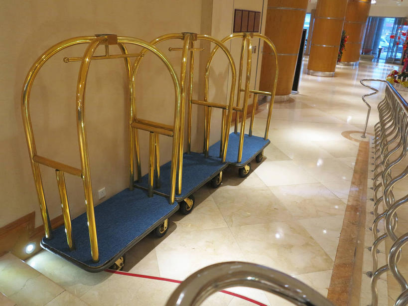 无人,宾馆,栏杆,横图,俯视,室内,白天,门,酒店,北京,中国,亚洲,瓷砖,地砖,墙,围栏,地面,首都,护栏,墙壁,墙面,车,手推车,门框,交通工具,行李车,酒家,旅社,载具,东亚,中华人民共和国,东城区,北京市,京,北平,华北地区,彩图,高角度拍摄,客店,客栈,旅店,旅馆,酒店行李车,商旅,东城,shslj1,北京新侨饭店,崇文门西大街