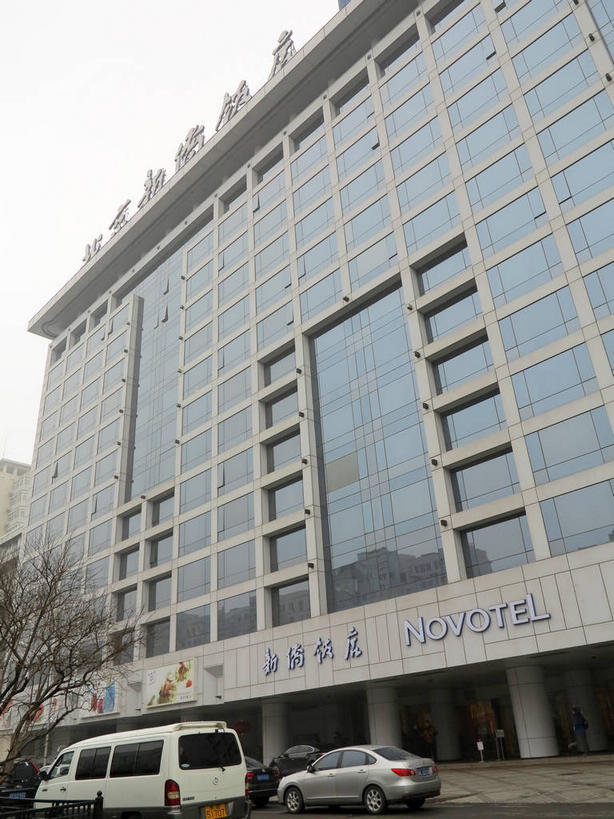 无人,宾馆,竖图,室外,白天,仰视,度假,美景,植物,窗户,城市风光,城市,道路,酒店,路,公路,汽车,北京,中国,亚洲,一排,许多,整齐,英文,标志,文字,字符,字母,墙,景观,交通,首都,很多,娱乐,标识,玻璃窗,墙壁,墙面,车,树,树木,排列,绿色,倒影,天空,自然,交通工具,轿车,天,享受,休闲,汉字,景色,放松,生长,成长,酒家,英文字母,旅社,倒映,队列,中文,载具,东亚,中华人民共和国,东城区,北京市,京,北平,华北地区,国文,华文,反照,马路,彩图,低角度拍摄,客店,客栈,旅店,旅馆,商旅,东城,shslj1,北京新侨饭店,崇文门西大街