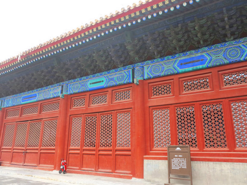 无人,横图,室外,白天,仰视,旅游,度假,名胜古迹,窗户,门,标志建筑,地标,建筑,北京,天安门广场,中国,亚洲,遗迹,标志,瓦片,文字,字符,墙,屋檐,首都,古迹,文物,娱乐,标识,建设,古建筑,太庙,檐,玻璃窗,墙壁,墙面,红色,蓝色,天空,门框,天,享受,休闲,汉字,旅游胜地,放松,中文,古文明,东亚,中华人民共和国,东城区,北京市,京,北平,华北地区,国文,华文,彩图,低角度拍摄,北京太庙,劳动人民文化宫,东城,shslj1