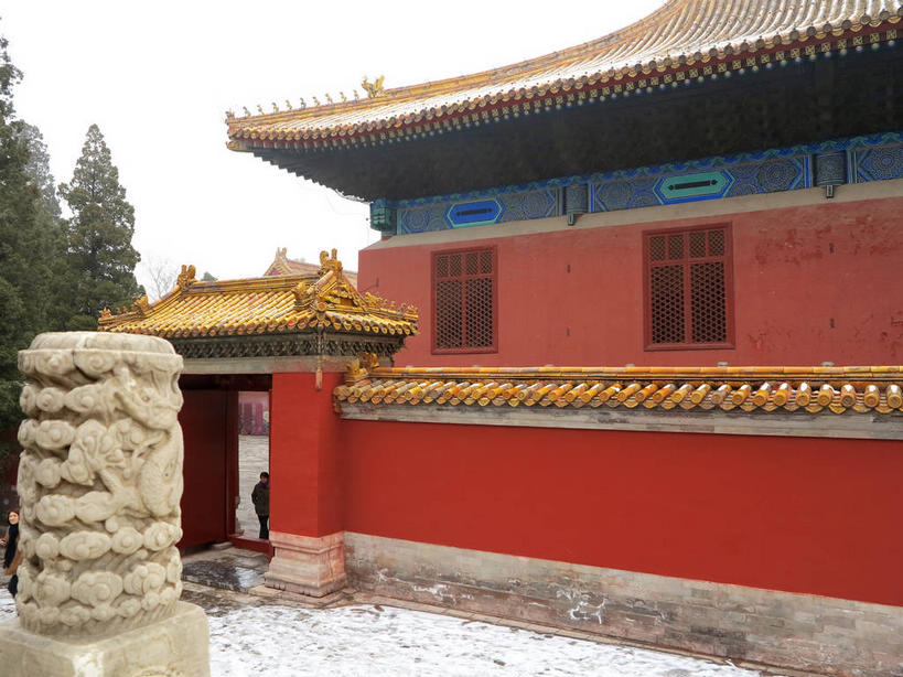 无人,横图,室外,白天,正面,旅游,度假,名胜古迹,雪,大雪,窗户,门,标志建筑,地标,建筑,雕塑,北京,天安门广场,中国,亚洲,遗迹,艺术,装饰,雕刻,雕像,瓦片,墙,屋檐,积雪,雪景,冬季,冬天,首都,古迹,文物,娱乐,建设,古建筑,太庙,石雕,檐,玻璃窗,墙壁,墙面,黄色,红色,蓝色,天空,工艺品,门框,天,享受,休闲,旅游胜地,放松,寒冷,纪念,美术,主题,陈列,古文明,东亚,中华人民共和国,东城区,北京市,京,北平,华北地区,功能,美学,严寒,彩图,北京太庙,劳动人民文化宫,飞檐,东城,shslj1