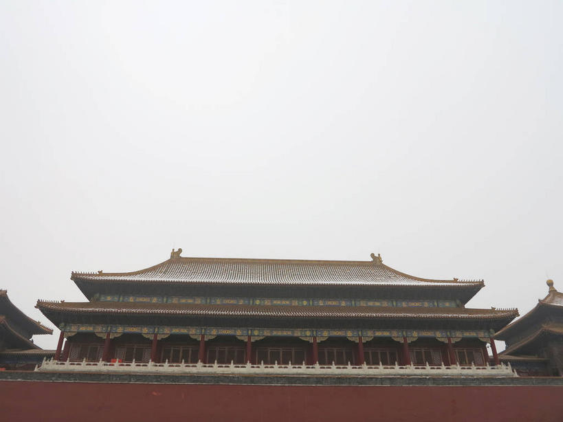 无人,故宫,宫殿,横图,室外,白天,仰视,旅游,度假,名胜古迹,雪,雾,大雪,标志建筑,地标,建筑,北京,中国,亚洲,一排,许多,朦胧,模糊,遗迹,整齐,瓦片,柱子,墙,屋檐,积雪,乌云,雪景,云,阴天,云朵,冬季,冬天,首都,很多,云彩,古迹,文物,娱乐,建设,古建筑,檐,墙壁,墙面,排列,天空,紫禁城,天,享受,休闲,旅游胜地,放松,寒冷,迷雾,宫廷,昏暗,权利,阴沉,队列,古文明,东亚,中华人民共和国,北京市,京,北平,华北地区,严寒,北京故宫博物院,王宫,太和殿,大雾,彩图,低角度拍摄,皇宫,奉天殿,飞檐,shslj1
