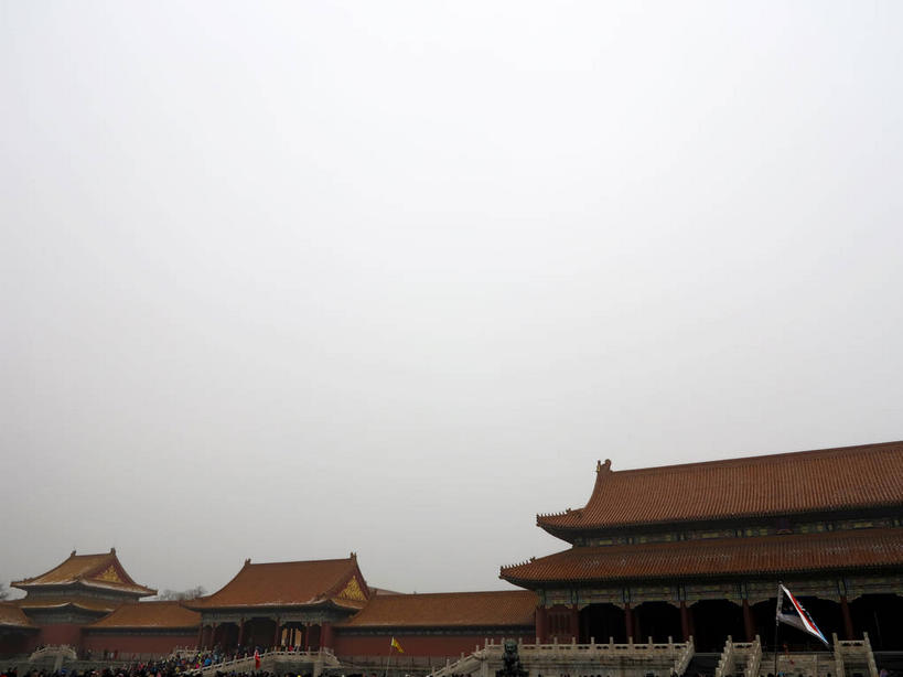 无人,故宫,宫殿,栏杆,横图,室外,白天,仰视,旅游,度假,名胜古迹,雾,楼梯,标志建筑,地标,建筑,旗帜,北京,中国,亚洲,吊挂,悬挂,朦胧,模糊,遗迹,扶手,旗杆,瓦片,阶梯,墙,屋檐,乌云,云,阴天,云朵,首都,挂,云彩,古迹,文物,娱乐,旗子,建设,古建筑,护栏,檐,墙壁,墙面,台阶,天空,紫禁城,天,享受,休闲,旅游胜地,放松,迷雾,宫廷,昏暗,权利,阴沉,古文明,东亚,中华人民共和国,北京市,京,北平,华北地区,旗号,北京故宫博物院,王宫,太和殿,大雾,彩图,低角度拍摄,皇宫,奉天殿,飞檐,shslj1