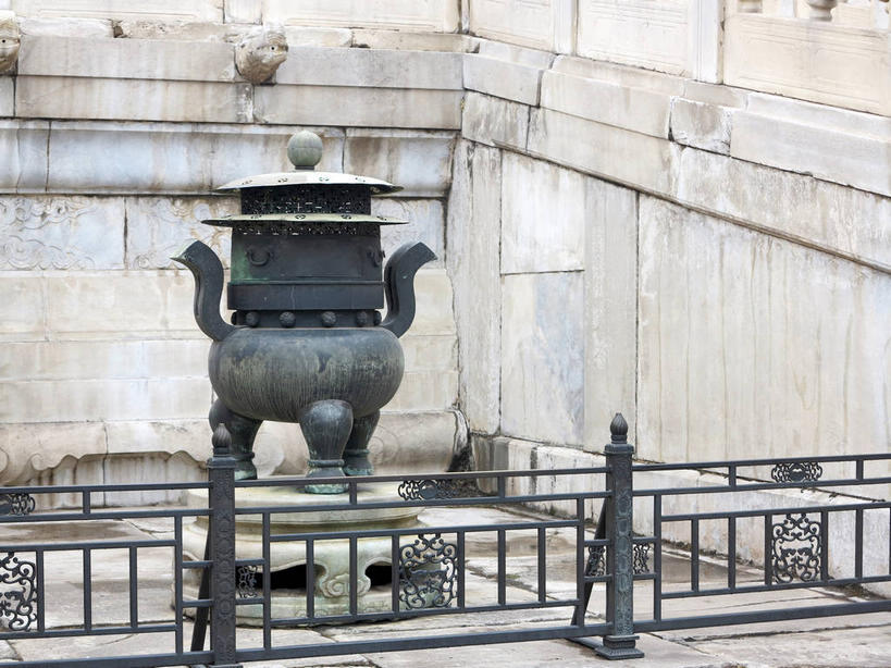 无人,故宫,宫殿,栏杆,横图,室外,白天,正面,旅游,度假,名胜古迹,标志建筑,地标,建筑,金属制品,北京,中国,亚洲,遗迹,金属,香炉,墙,围栏,首都,古迹,文物,娱乐,建设,古建筑,护栏,墙壁,墙面,紫禁城,祈祷,享受,休闲,旅游胜地,放松,许愿,宗教,信仰,祈求,祭奠,祭祀,宫廷,权利,祭坛,古文明,东亚,中华人民共和国,北京市,京,北平,华北地区,北京故宫博物院,王宫,敬拜,太和殿,彩图,皇宫,奉天殿,shslj1