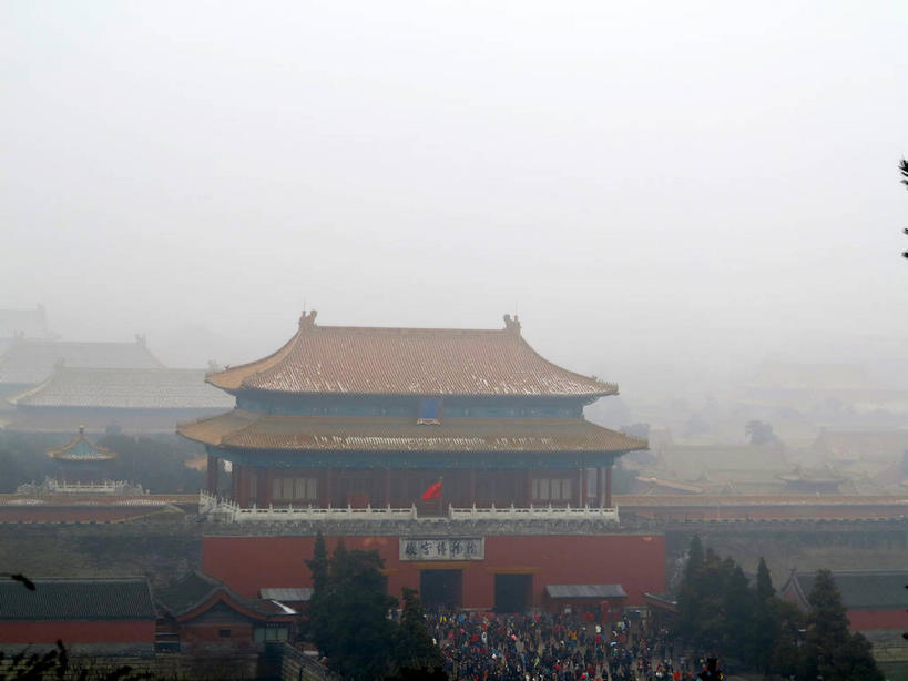 无人,博物馆,公园,故宫,宫殿,栏杆,横图,俯视,航拍,室外,白天,旅游,度假,名胜古迹,植物,雾,标志建筑,地标,建筑,雕塑,北京,中国,亚洲,吊挂,悬挂,朦胧,模糊,研究,遗迹,艺术,装饰,标志,雕刻,牌匾,瓦片,文字,柱子,字符,墙,屋檐,乌云,云,阴天,云朵,围栏,首都,教育,挂,云彩,古迹,文化,文物,娱乐,标识,建设,城墙,古建筑,景山公园,护栏,檐,墙壁,墙面,树,树木,绿色,天空,自然,工艺品,紫禁城,天,享受,休闲,汉字,旅游胜地,放松,生长,成长,纪念,展览,坚硬,美术,迷雾,宫廷,昏暗,阴沉,鸟瞰,欣赏,中文,主题,防御,陈列,古文明,东亚,中华人民共和国,东城区,北京市,京,北平,华北地区,西城区,功能,美学,国文,华文,王宫,坚固,典藏,大雾,彩图,高角度拍摄,故宫博物院,皇宫,北京紫禁城,北京故宫,煤山,飞檐,东城,神武门,shslj1