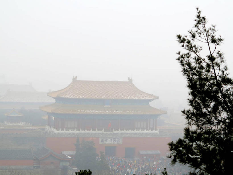 无人,博物馆,公园,故宫,宫殿,栏杆,横图,俯视,航拍,室外,白天,旅游,度假,名胜古迹,植物,雾,标志建筑,地标,建筑,雕塑,北京,中国,亚洲,吊挂,悬挂,朦胧,模糊,研究,遗迹,艺术,装饰,标志,雕刻,牌匾,瓦片,文字,柱子,字符,墙,屋檐,乌云,云,阴天,云朵,围栏,首都,教育,挂,云彩,古迹,文化,文物,娱乐,标识,建设,城墙,古建筑,景山公园,护栏,檐,墙壁,墙面,树,树木,绿色,天空,自然,工艺品,紫禁城,天,享受,休闲,汉字,旅游胜地,放松,生长,成长,纪念,展览,坚硬,美术,迷雾,宫廷,昏暗,阴沉,鸟瞰,欣赏,中文,主题,防御,陈列,古文明,东亚,中华人民共和国,东城区,北京市,京,北平,华北地区,西城区,功能,美学,国文,华文,王宫,坚固,典藏,大雾,彩图,高角度拍摄,故宫博物院,皇宫,北京紫禁城,北京故宫,煤山,飞檐,东城,神武门,shslj1