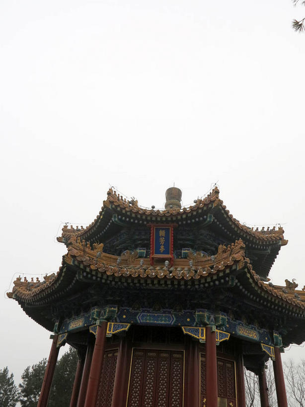 无人,公园,竖图,室外,白天,仰视,旅游,度假,名胜古迹,雾,标志建筑,地标,建筑,雕塑,北京,中国,亚洲,一块,吊挂,悬挂,朦胧,模糊,遗迹,艺术,装饰,标志,雕刻,牌匾,瓦片,文字,柱子,字符,亭子,屋檐,乌云,云,阴天,云朵,首都,挂,云彩,古迹,文化,文物,娱乐,标识,建设,古建筑,景山公园,檐,天空,工艺品,凉亭,天,享受,休闲,汉字,旅游胜地,放松,纪念,美术,迷雾,昏暗,阴沉,中文,主题,陈列,古文明,东亚,中华人民共和国,北京市,京,北平,华北地区,西城区,功能,美学,国文,华文,大雾,彩图,低角度拍摄,煤山,飞檐,shslj1,辑芳亭