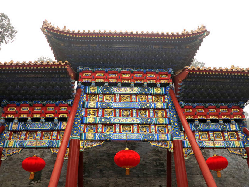 无人,公园,横图,室外,白天,仰视,旅游,度假,名胜古迹,植物,标志建筑,地标,建筑,照明,北海公园,北京,中国,亚洲,一排,吊挂,悬挂,遗迹,整齐,灯笼,纸灯笼,柱子,乌云,云,阴天,云朵,牌坊,牌楼,首都,挂,云彩,古迹,文化,文物,娱乐,建设,古建筑,树,树木,排列,三个,红色,绿色,天空,自然,灯具,天,享受,休闲,旅游胜地,放松,生长,成长,纪念,照亮,祭祀,昏暗,阴沉,照明设备,队列,表彰,荣誉,古文明,东亚,中华人民共和国,北京市,京,北平,华北地区,荣耀,北京北海公园,彩图,低角度拍摄,传统文化,shslj1