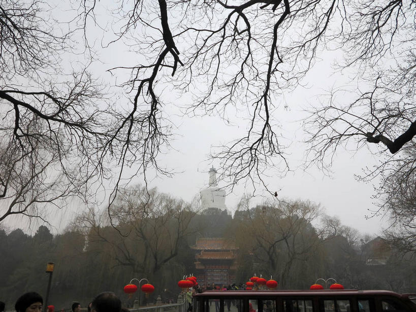 无人,公园,横图,室外,白天,仰视,旅游,度假,名胜古迹,植物,雾,标志建筑,地标,建筑,照明,北海公园,北京,中国,亚洲,许多,吊挂,悬挂,朦胧,模糊,遗迹,灯笼,纸灯笼,墙,乌云,云,阴天,云朵,塔,首都,很多,挂,云彩,古迹,文物,娱乐,建设,古建筑,白塔,墙壁,墙面,树,树木,红色,绿色,白色,天空,自然,灯具,天,享受,休闲,旅游胜地,放松,生长,成长,照亮,迷雾,昏暗,阴沉,照明设备,古文明,东亚,中华人民共和国,北京市,京,北平,华北地区,北京北海公园,大雾,彩图,低角度拍摄,北海白塔,琼华岛,shslj1,白塔山