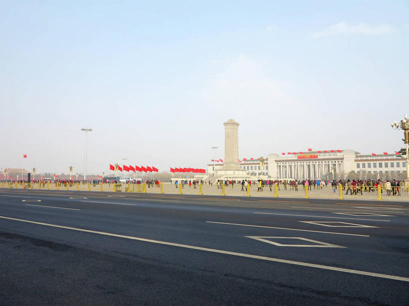 东方人,博物馆,栏杆,走,横图,室外,白天,正面,旅游,度假,标志建筑,道路,地标,建筑,路,路灯,公路,旗帜,国旗,照明,北京,天安门广场,中国,亚洲,一排,许多,行人,游客,游人,吊挂,悬挂,阴影,服装,研究,整齐,光线,旗杆,影子,栅栏,篱笆,云,云朵,纪念碑,围栏,灯光,分界线,停车线,交通,首都,很多,许多人,教育,挂,云彩,注视,休闲装,黄种人,娱乐,建设,护栏,五星红旗,路人,旅客,灯,排列,衣服,红色,蓝色,白云,蓝天,天空,阳光,天,观察,看,一群人,享受,休闲,休闲服,旅游胜地,放松,服饰,晴朗,观看,展览,车行道,车行道分界线,照亮,察看,照明设备,队列,关注,欣赏,标线,陈列,中国国旗,东亚,车行线,人民英雄纪念碑,中华人民共和国,东城区,北京市,京,北平,华北地区,中国国家博物馆,典藏,过客,男人,男性,年轻男性,年轻女性,女人,女性,中年男性,中年女性,亚洲人,旗,晴空,马路,步行,散步,走路,半身,彩图,红地五星旗,中华人民共和国国旗,中国革命博物馆,东城,shslj1