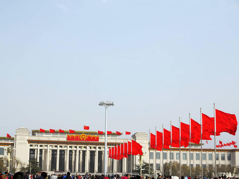 东方人,博物馆,走,横图,室外,白天,仰视,旅游,度假,植物,窗户,标志建筑,地标,建筑,路灯,旗帜,国旗,照明,北京,天安门广场,中国,亚洲,一排,许多,行人,游客,游人,吊挂,悬挂,阴影,服装,研究,整齐,光线,旗杆,影子,墙,灯光,首都,很多,许多人,教育,挂,注视,休闲装,黄种人,娱乐,建设,五星红旗,路人,旅客,玻璃窗,墙壁,墙面,灯,树,树木,排列,衣服,红色,蓝色,绿色,蓝天,天空,阳光,自然,天,观察,看,一群人,享受,休闲,休闲服,旅游胜地,放松,服饰,生长,晴朗,成长,观看,展览,照亮,察看,照明设备,队列,关注,欣赏,陈列,中国国旗,东亚,万里无云,中华人民共和国,东城区,北京市,京,北平,华北地区,中国国家博物馆,典藏,过客,男人,男性,年轻男性,年轻女性,女人,女性,中年男性,中年女性,亚洲人,旗,晴空,晴空万里,步行,散步,走路,半身,彩图,低角度拍摄,红地五星旗,中华人民共和国国旗,中国革命博物馆,东城,shslj1