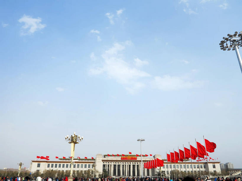 东方人,博物馆,走,横图,室外,白天,仰视,旅游,度假,植物,窗户,标志建筑,地标,建筑,路灯,旗帜,国旗,照明,北京,天安门广场,中国,亚洲,一排,许多,行人,游客,游人,吊挂,悬挂,阴影,服装,研究,整齐,光线,旗杆,影子,墙,灯光,首都,很多,许多人,教育,挂,注视,休闲装,黄种人,娱乐,建设,五星红旗,路人,旅客,玻璃窗,墙壁,墙面,灯,树,树木,排列,衣服,红色,蓝色,绿色,蓝天,天空,阳光,自然,天,观察,看,一群人,享受,休闲,休闲服,旅游胜地,放松,服饰,生长,晴朗,成长,观看,展览,照亮,察看,照明设备,队列,关注,欣赏,陈列,中国国旗,东亚,万里无云,中华人民共和国,东城区,北京市,京,北平,华北地区,中国国家博物馆,典藏,过客,男人,男性,年轻男性,年轻女性,女人,女性,中年男性,中年女性,亚洲人,旗,晴空,晴空万里,步行,散步,走路,半身,彩图,低角度拍摄,红地五星旗,中华人民共和国国旗,中国革命博物馆,东城,shslj1