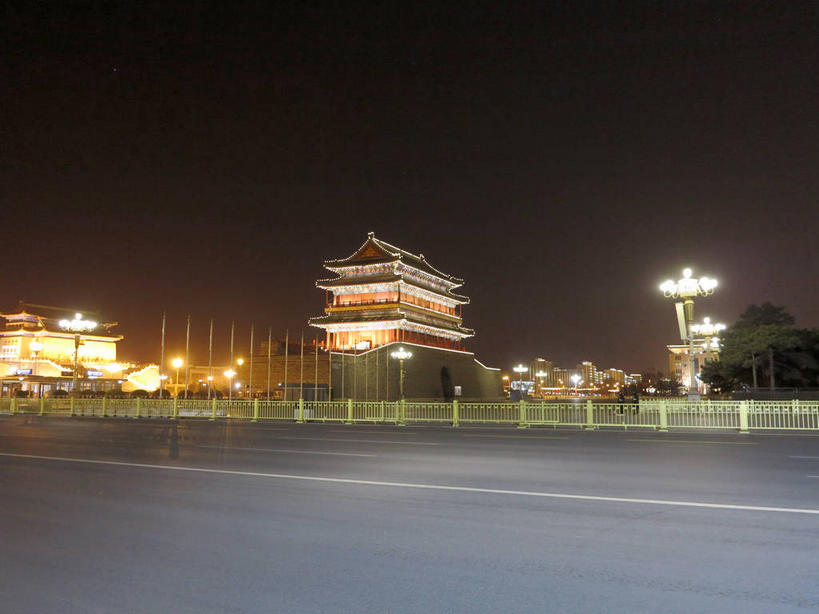 无人,栏杆,横图,室外,夜晚,仰视,旅游,度假,名胜古迹,植物,标志建筑,道路,地标,建筑,路,路灯,公路,汽车,照明,北京,中国,亚洲,遗迹,瓦片,墙,屋檐,围栏,灯光,分界线,停车线,交通,首都,古迹,文物,娱乐,建设,城墙,古建筑,护栏,檐,墙壁,墙面,车,灯,树,树木,绿色,天空,自然,交通工具,轿车,天,享受,休闲,旅游胜地,放松,城楼,生长,成长,车行道,车行道分界线,坚硬,照亮,照明设备,载具,前门,标线,防御,古文明,东亚,车行线,中华人民共和国,东城区,北京市,京,北平,华北地区,门楼,坚固,马路,彩图,低角度拍摄,前门大街,正阳门,箭楼,正阳门箭楼,东城,shslj1