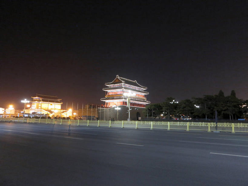 无人,栏杆,横图,室外,夜晚,仰视,旅游,度假,名胜古迹,植物,标志建筑,道路,地标,建筑,路,路灯,公路,汽车,照明,北京,中国,亚洲,遗迹,瓦片,墙,屋檐,围栏,灯光,分界线,停车线,交通,首都,古迹,文物,娱乐,建设,城墙,古建筑,护栏,檐,墙壁,墙面,车,灯,树,树木,绿色,天空,自然,交通工具,轿车,天,享受,休闲,旅游胜地,放松,城楼,生长,成长,车行道,车行道分界线,坚硬,照亮,照明设备,载具,前门,标线,防御,古文明,东亚,车行线,中华人民共和国,东城区,北京市,京,北平,华北地区,门楼,坚固,马路,彩图,低角度拍摄,前门大街,正阳门,箭楼,正阳门箭楼,东城,shslj1