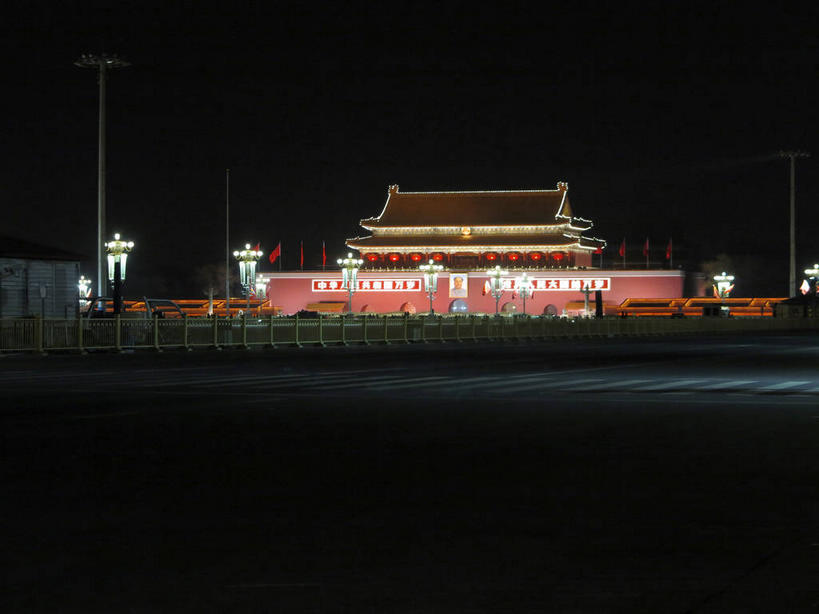 无人,天安门,宫殿,横图,室外,夜晚,正面,旅游,度假,名胜古迹,植物,标志建筑,道路,地标,建筑,路,路灯,公路,照明,北京,天安门广场,中国,亚洲,一排,许多,遗迹,整齐,瓦片,墙,屋檐,灯光,交通,首都,很多,古迹,文物,娱乐,建设,古建筑,檐,墙壁,墙面,灯,树,树木,排列,绿色,天空,自然,天,享受,休闲,旅游胜地,放松,生长,成长,照亮,宫廷,照明设备,队列,古文明,东亚,中华人民共和国,东城区,北京市,京,北平,华北地区,天安门城楼,王宫,马路,彩图,皇宫,承天门,东城,shslj1