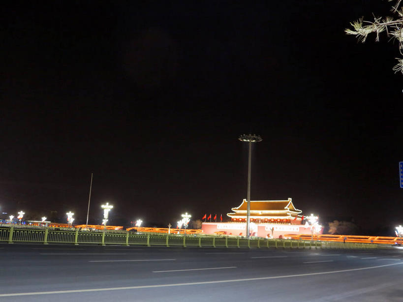 无人,天安门,宫殿,栏杆,横图,室外,夜晚,正面,旅游,度假,名胜古迹,植物,标志建筑,道路,地标,建筑,路,路灯,公路,照明,北京,天安门广场,中国,亚洲,许多,遗迹,瓦片,墙,屋檐,围栏,灯光,分界线,停车线,交通,首都,很多,古迹,文物,娱乐,建设,古建筑,护栏,檐,墙壁,墙面,灯,树,树木,绿色,天空,自然,天,享受,休闲,旅游胜地,放松,生长,成长,车行道,车行道分界线,照亮,宫廷,照明设备,标线,古文明,东亚,车行线,中华人民共和国,东城区,北京市,京,北平,华北地区,天安门城楼,王宫,马路,彩图,皇宫,承天门,东城,shslj1