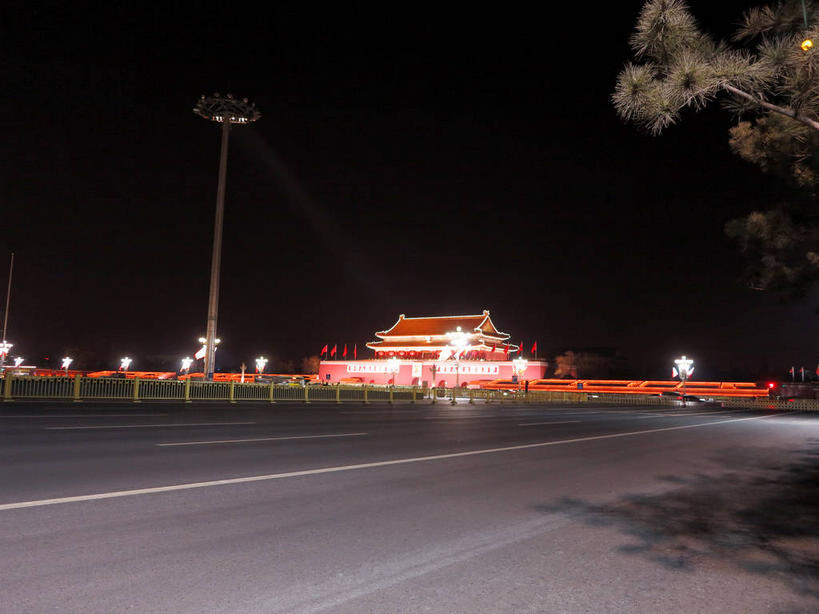 无人,天安门,宫殿,栏杆,横图,室外,夜晚,正面,旅游,度假,名胜古迹,植物,标志建筑,道路,地标,建筑,路,路灯,公路,照明,北京,天安门广场,中国,亚洲,许多,遗迹,瓦片,墙,屋檐,围栏,灯光,分界线,停车线,交通,首都,很多,古迹,文物,娱乐,建设,古建筑,护栏,檐,墙壁,墙面,灯,树,树木,绿色,天空,自然,天,享受,休闲,旅游胜地,放松,生长,成长,车行道,车行道分界线,照亮,宫廷,照明设备,标线,古文明,东亚,车行线,中华人民共和国,东城区,北京市,京,北平,华北地区,天安门城楼,王宫,马路,彩图,皇宫,承天门,东城,shslj1