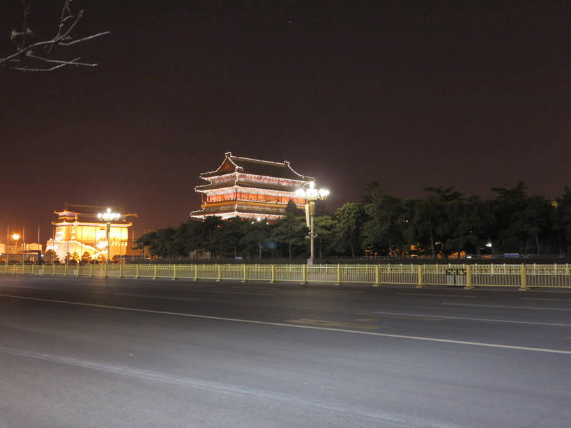 无人,栏杆,横图,室外,夜晚,仰视,旅游,度假,名胜古迹,植物,标志建筑,道路,地标,建筑,路,路灯,公路,汽车,照明,北京,中国,亚洲,遗迹,瓦片,墙,屋檐,围栏,灯光,分界线,停车线,交通,首都,古迹,文物,娱乐,建设,城墙,古建筑,护栏,檐,墙壁,墙面,车,灯,树,树木,绿色,天空,自然,交通工具,轿车,天,享受,休闲,旅游胜地,放松,城楼,生长,成长,车行道,车行道分界线,坚硬,照亮,照明设备,载具,前门,标线,防御,古文明,东亚,车行线,中华人民共和国,东城区,北京市,京,北平,华北地区,门楼,坚固,马路,彩图,低角度拍摄,前门大街,正阳门,箭楼,正阳门箭楼,东城,shslj1