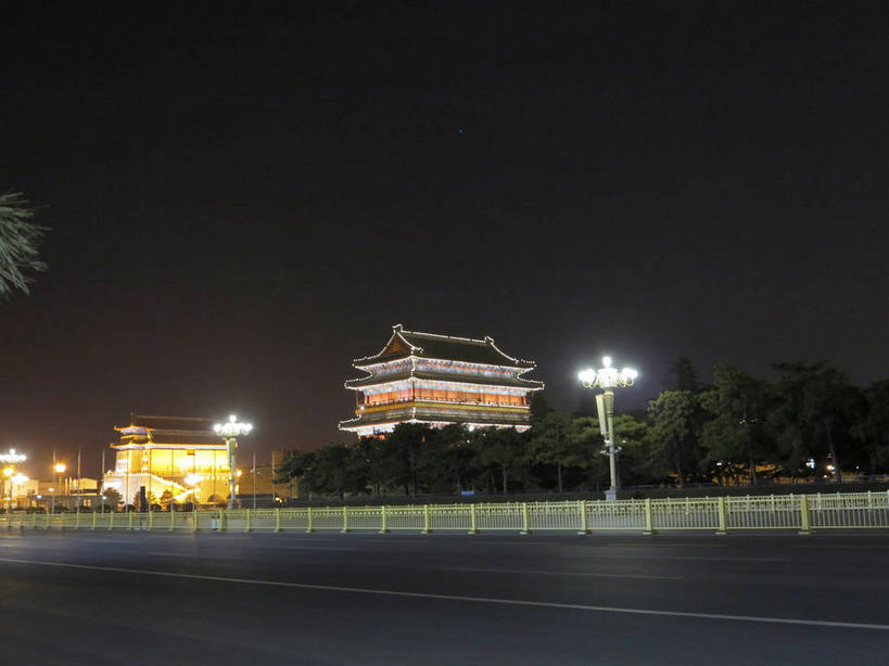 无人,栏杆,横图,室外,夜晚,仰视,旅游,度假,名胜古迹,植物,标志建筑,道路,地标,建筑,路,路灯,公路,汽车,照明,北京,中国,亚洲,遗迹,瓦片,墙,屋檐,围栏,灯光,分界线,停车线,交通,首都,古迹,文物,娱乐,建设,城墙,古建筑,护栏,檐,墙壁,墙面,车,灯,树,树木,绿色,天空,自然,交通工具,轿车,天,享受,休闲,旅游胜地,放松,城楼,生长,成长,车行道,车行道分界线,坚硬,照亮,照明设备,载具,前门,标线,防御,古文明,东亚,车行线,中华人民共和国,东城区,北京市,京,北平,华北地区,门楼,坚固,马路,彩图,低角度拍摄,前门大街,正阳门,箭楼,正阳门箭楼,东城,shslj1