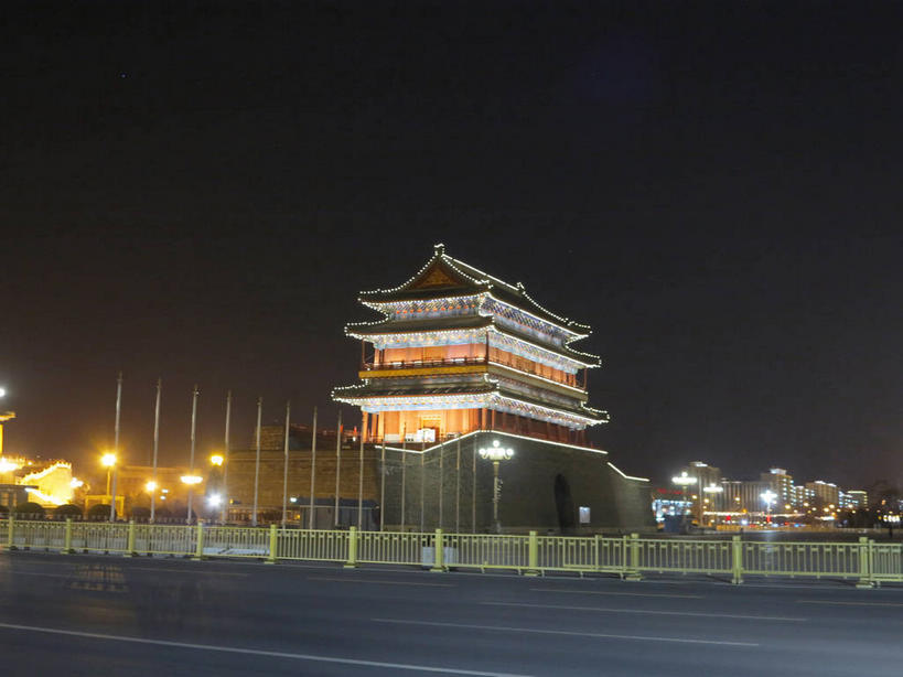 无人,栏杆,横图,室外,夜晚,仰视,旅游,度假,名胜古迹,植物,标志建筑,道路,地标,建筑,路,路灯,公路,照明,北京,中国,亚洲,遗迹,瓦片,墙,屋檐,围栏,灯光,交通,首都,古迹,文物,娱乐,建设,城墙,古建筑,护栏,檐,墙壁,墙面,灯,树,树木,绿色,天空,自然,天,享受,休闲,旅游胜地,放松,城楼,生长,成长,坚硬,照亮,照明设备,前门,防御,古文明,东亚,中华人民共和国,东城区,北京市,京,北平,华北地区,门楼,坚固,马路,彩图,低角度拍摄,前门大街,正阳门,飞檐,东城,shslj1