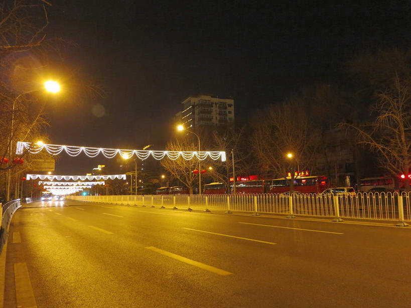 无人,家,栏杆,横图,室外,夜晚,正面,度假,美景,植物,窗户,城市风光,城市,道路,路,路灯,公路,汽车,照明,北京,中国,亚洲,房屋,墙,屋子,景观,公寓,围栏,灯光,分界线,停车线,交通,首都,娱乐,洋房,护栏,楼房,玻璃窗,墙壁,墙面,住宅,车,灯,树,树木,黄色,绿色,天空,自然,交通工具,轿车,天,享受,休闲,景色,放松,生长,成长,车行道,车行道分界线,照亮,照明设备,载具,标线,东亚,车行线,中华人民共和国,东城区,北京市,京,北平,华北地区,马路,彩图,房子,东城,shslj1,前门东大街