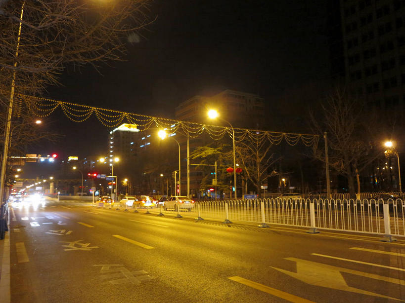 无人,家,栏杆,横图,室外,夜晚,正面,度假,美景,植物,窗户,城市风光,城市,道路,路,路灯,公路,汽车,照明,北京,中国,亚洲,房屋,墙,屋子,景观,公寓,围栏,灯光,分界线,停车线,交通,首都,娱乐,洋房,护栏,楼房,玻璃窗,墙壁,墙面,住宅,车,灯,树,树木,黄色,绿色,天空,自然,交通工具,轿车,天,享受,休闲,景色,放松,生长,成长,车行道,车行道分界线,照亮,照明设备,载具,标线,东亚,车行线,中华人民共和国,东城区,北京市,京,北平,华北地区,马路,彩图,房子,东城,shslj1,前门东大街