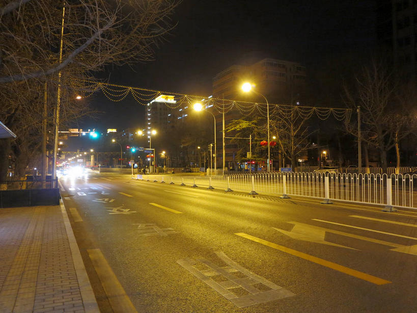 无人,家,栏杆,横图,室外,夜晚,正面,度假,美景,植物,窗户,城市风光,城市,道路,路,路灯,公路,汽车,照明,北京,中国,亚洲,房屋,墙,屋子,景观,公寓,围栏,灯光,分界线,停车线,交通,首都,娱乐,洋房,护栏,楼房,玻璃窗,墙壁,墙面,住宅,车,灯,树,树木,黄色,绿色,天空,自然,交通工具,轿车,天,享受,休闲,景色,放松,生长,成长,车行道,车行道分界线,照亮,照明设备,载具,标线,东亚,车行线,中华人民共和国,东城区,北京市,京,北平,华北地区,马路,彩图,房子,东城,shslj1,前门东大街