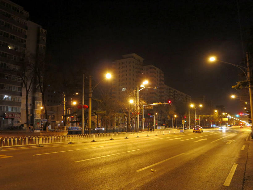 无人,家,栏杆,横图,室外,夜晚,仰视,度假,安全,美景,植物,窗户,城市风光,城市,道路,路,路灯,公路,照明,北京,中国,亚洲,房屋,墙,屋子,景观,公寓,围栏,灯光,分界线,停车线,信号灯,交通,首都,娱乐,洋房,护栏,楼房,玻璃窗,墙壁,墙面,住宅,灯,树,树木,绿色,天空,自然,天,享受,休闲,景色,放松,警示,生长,成长,车行道,车行道分界线,照亮,照明设备,提示,标线,流通,东亚,车行线,交通信号灯,中华人民共和国,东城区,北京市,京,北平,华北地区,马路,彩图,低角度拍摄,房子,东城,shslj1,崇文门西大街