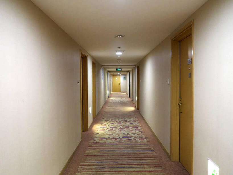 无人,宾馆,横图,室内,白天,正面,地毯,门,天花板,酒店,照明,北京,中国,亚洲,装饰,编织,手工艺品,墙,走道,走廊,过道,灯光,织物,首都,吊灯,墙壁,墙面,灯,工艺品,灯具,门框,酒家,华丽,修饰,旅社,照亮,点缀,照明设备,东亚,中华人民共和国,东城区,北京市,京,北平,华北地区,衬托,美观,雅致,雅观,彩图,客店,客栈,旅店,旅馆,商旅,东城,shslj1,北京新侨饭店,崇文门西大街