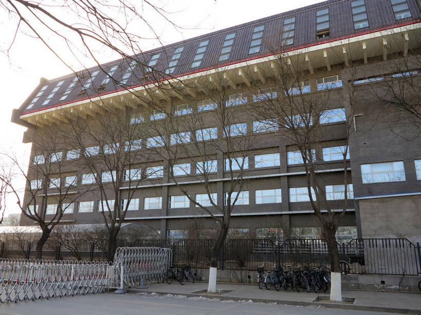 无人,学校,教学楼,栏杆,横图,室外,白天,仰视,旅游,度假,植物,窗户,标志建筑,地标,建筑,北京,中国,亚洲,阴影,光线,影子,墙,屋顶,围栏,首都,顶棚,娱乐,建设,校园,护栏,玻璃窗,墙壁,墙面,树,树木,蓝色,绿色,蓝天,天空,阳光,自然,天,享受,休闲,教室,旅游胜地,放松,生长,晴朗,成长,东亚,海淀区,万里无云,中华人民共和国,北京市,京,北平,华北地区,晴空,晴空万里,彩图,低角度拍摄,教学大楼,北大,北京大学,京师大学堂,颐和园路,shslj1,北京大学逸夫贰楼