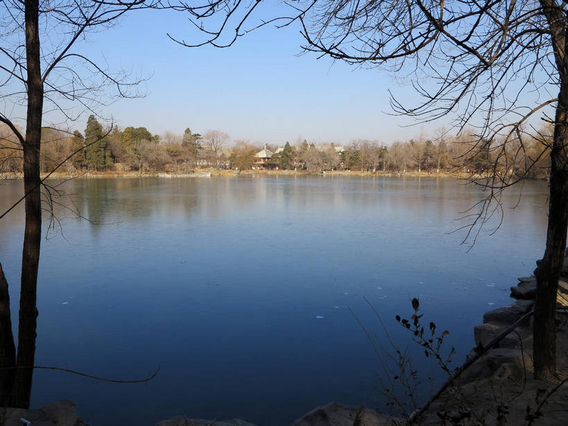 无人,学校,教学楼,横图,室外,白天,正面,旅游,度假,湖,湖泊,美景,水,植物,北京,中国,亚洲,阴影,光线,影子,湖面,景观,水流,水面,首都,娱乐,校园,树,树木,蓝色,绿色,倒影,蓝天,天空,阳光,自然,湖水,人工湖,天,享受,休闲,教室,景色,放松,生长,晴朗,成长,倒映,自然风光,东亚,海淀区,万里无云,中华人民共和国,北京市,京,北平,华北地区,反照,晴空,晴空万里,彩图,教学大楼,北大,北京大学,京师大学堂,颐和园路,未名湖,shslj1