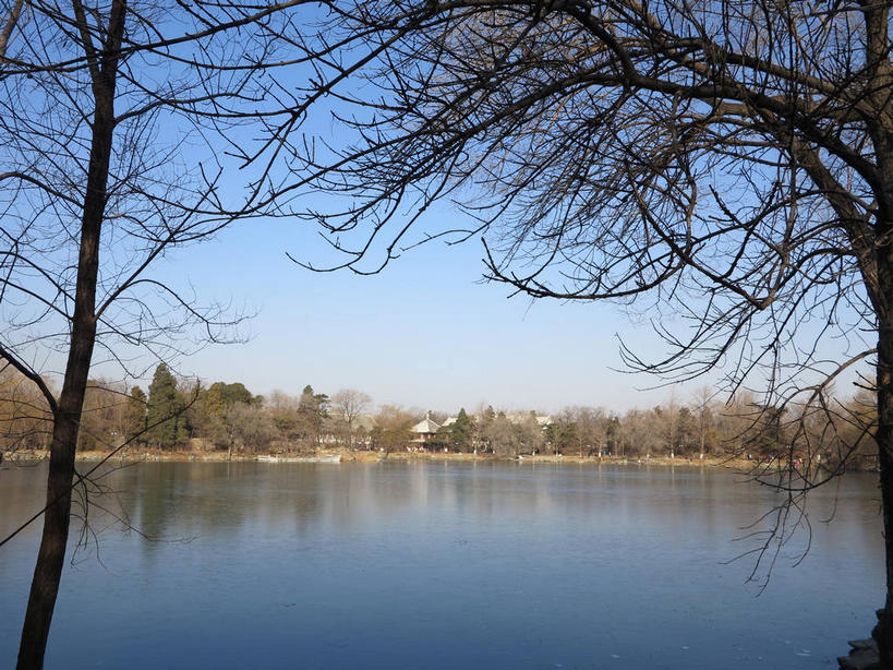 无人,学校,教学楼,横图,室外,白天,正面,旅游,度假,湖,湖泊,美景,水,植物,北京,中国,亚洲,阴影,光线,影子,湖面,景观,水流,水面,首都,娱乐,校园,树,树木,蓝色,绿色,倒影,蓝天,天空,阳光,自然,湖水,人工湖,天,享受,休闲,教室,景色,放松,生长,晴朗,成长,倒映,自然风光,东亚,海淀区,万里无云,中华人民共和国,北京市,京,北平,华北地区,反照,晴空,晴空万里,彩图,教学大楼,北大,北京大学,京师大学堂,颐和园路,未名湖,shslj1