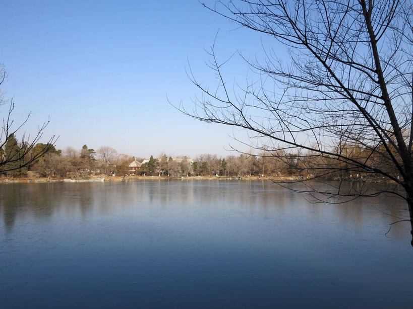 无人,学校,教学楼,横图,室外,白天,正面,旅游,度假,湖,湖泊,美景,水,植物,北京,中国,亚洲,阴影,光线,影子,湖面,景观,水流,水面,首都,娱乐,校园,树,树木,蓝色,绿色,倒影,蓝天,天空,阳光,自然,湖水,人工湖,天,享受,休闲,教室,景色,放松,生长,晴朗,成长,倒映,自然风光,东亚,海淀区,万里无云,中华人民共和国,北京市,京,北平,华北地区,反照,晴空,晴空万里,彩图,教学大楼,北大,北京大学,京师大学堂,颐和园路,未名湖,shslj1