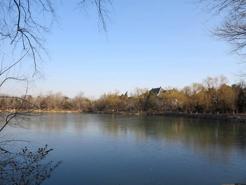 无人,学校,教学楼,横图,室外,白天,正面,旅游,度假,湖,湖泊,美景,水,植物,北京,中国,亚洲,阴影,光线,影子,湖面,景观,水流,水面,首都,娱乐,校园,树,树木,蓝色,绿色,倒影,蓝天,天空,阳光,自然,湖水,人工湖,天,享受,休闲,教室,景色,放松,生长,晴朗,成长,倒映,自然风光,东亚,海淀区,万里无云,中华人民共和国,北京市,京,北平,华北地区,反照,晴空,晴空万里,彩图,教学大楼,北大,北京大学,京师大学堂,颐和园路,未名湖,shslj1