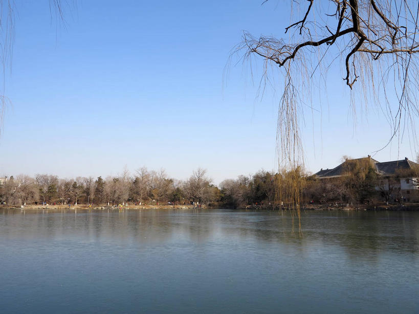 无人,学校,教学楼,横图,室外,白天,正面,旅游,度假,湖,湖泊,美景,水,植物,北京,中国,亚洲,阴影,光线,影子,湖面,景观,水流,水面,首都,娱乐,校园,树,树木,蓝色,绿色,倒影,蓝天,天空,阳光,自然,湖水,人工湖,天,享受,休闲,教室,景色,放松,生长,晴朗,成长,倒映,自然风光,东亚,海淀区,万里无云,中华人民共和国,北京市,京,北平,华北地区,反照,晴空,晴空万里,彩图,教学大楼,北大,北京大学,京师大学堂,颐和园路,未名湖,shslj1