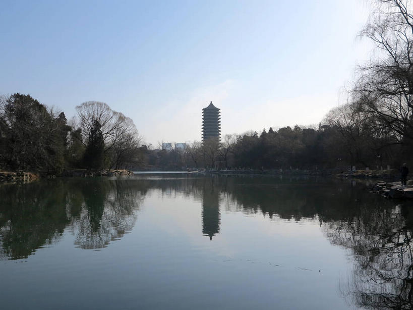 无人,横图,室外,白天,正面,旅游,度假,湖,湖泊,水,植物,标志建筑,地标,建筑,北京,中国,亚洲,阴影,光线,瓦片,影子,屋檐,湖面,水流,水面,塔,首都,娱乐,建设,檐,树,树木,蓝色,绿色,倒影,蓝天,天空,阳光,自然,湖水,人工湖,天,享受,休闲,旅游胜地,放松,生长,晴朗,成长,倒映,东亚,海淀区,万里无云,中华人民共和国,北京市,京,北平,华北地区,反照,晴空,晴空万里,彩图,北大,北京大学,京师大学堂,颐和园路,未名湖,飞檐,shslj1,博雅塔,一塔湖图