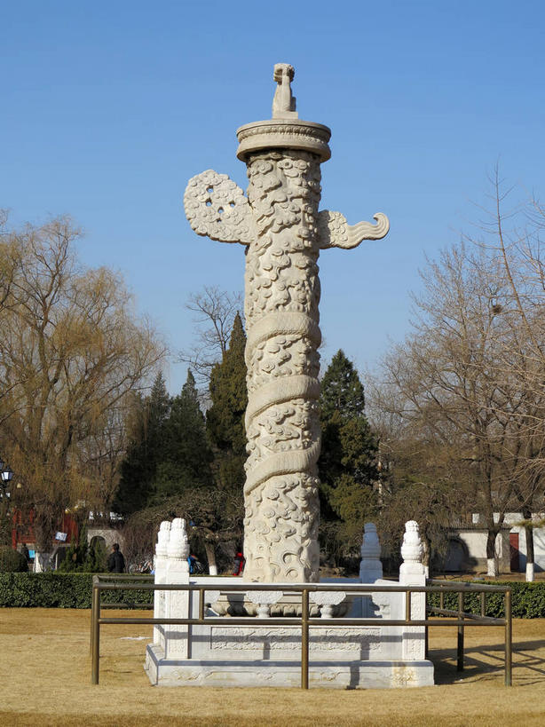 无人,学校,教学楼,栏杆,竖图,室外,白天,正面,旅游,度假,树林,植物,标志建筑,地标,建筑,北京,中国,亚洲,阴影,枯萎,装饰,光线,影子,柱子,围栏,枯草,首都,娱乐,建设,华表,校园,护栏,石柱,草,树,树木,黄色,蓝色,绿色,蓝天,天空,阳光,自然,天,享受,休闲,教室,旅游胜地,放松,生长,晴朗,成长,华丽,修饰,点缀,东亚,海淀区,万里无云,中华人民共和国,北京市,京,北平,华北地区,衬托,美观,雅致,雅观,晴空,晴空万里,彩图,教学大楼,北大,北京大学,京师大学堂,颐和园路,桓表,shslj1