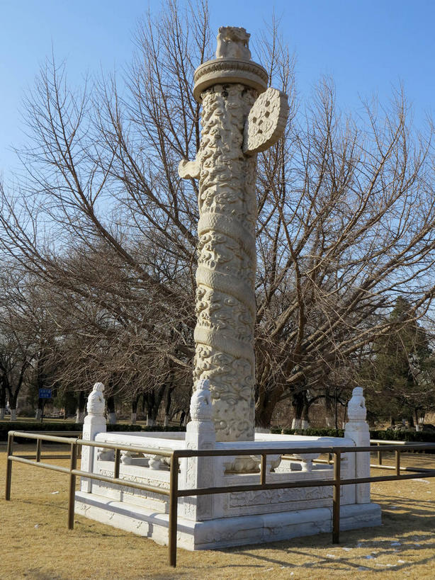 无人,学校,教学楼,栏杆,竖图,室外,白天,正面,旅游,度假,树林,植物,标志建筑,地标,建筑,北京,中国,亚洲,阴影,枯萎,装饰,光线,影子,柱子,围栏,枯草,首都,娱乐,建设,华表,校园,护栏,石柱,草,树,树木,黄色,蓝色,绿色,蓝天,天空,阳光,自然,天,享受,休闲,教室,旅游胜地,放松,生长,晴朗,成长,华丽,修饰,点缀,东亚,海淀区,万里无云,中华人民共和国,北京市,京,北平,华北地区,衬托,美观,雅致,雅观,晴空,晴空万里,彩图,教学大楼,北大,北京大学,京师大学堂,颐和园路,桓表,shslj1