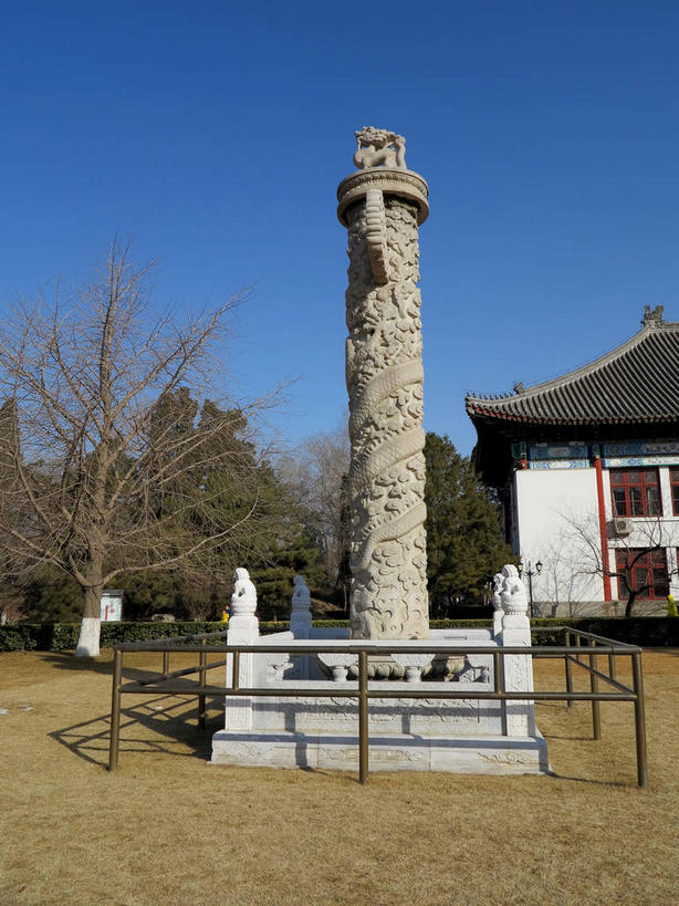 无人,学校,教学楼,栏杆,竖图,室外,白天,正面,旅游,度假,树林,植物,标志建筑,地标,建筑,北京,中国,亚洲,阴影,枯萎,装饰,光线,影子,柱子,围栏,枯草,首都,娱乐,建设,华表,校园,护栏,石柱,草,树,树木,黄色,蓝色,绿色,蓝天,天空,阳光,自然,天,享受,休闲,教室,旅游胜地,放松,生长,晴朗,成长,华丽,修饰,点缀,东亚,海淀区,万里无云,中华人民共和国,北京市,京,北平,华北地区,衬托,美观,雅致,雅观,晴空,晴空万里,彩图,教学大楼,北大,北京大学,京师大学堂,颐和园路,桓表,shslj1