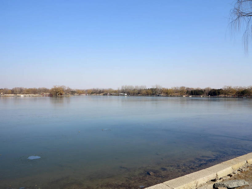 无人,公园,横图,室外,白天,正面,旅游,度假,湖,湖泊,美景,树林,水,植物,北京,圆明园,中国,亚洲,阴影,光线,影子,湖面,景观,水流,水面,首都,娱乐,树,树木,蓝色,绿色,倒影,蓝天,天空,阳光,自然,湖水,天,享受,休闲,景色,放松,生长,晴朗,成长,倒映,自然风光,东亚,海淀区,万里无云,中华人民共和国,北京市,京,北平,华北地区,反照,晴空,晴空万里,彩图,圆明园遗址,圆明园遗址公园,shslj1,天心水面