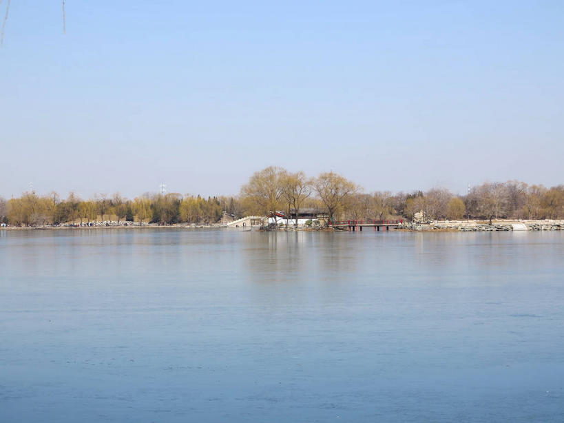 无人,公园,横图,室外,白天,正面,旅游,度假,湖,湖泊,名胜古迹,树林,水,植物,标志建筑,地标,建筑,桥梁,北京,圆明园,中国,亚洲,阴影,遗迹,光线,影子,湖面,水流,水面,桥,首都,古迹,文物,娱乐,建设,古建筑,石桥,树,树木,蓝色,绿色,倒影,蓝天,天空,阳光,自然,湖水,天,享受,休闲,旅游胜地,放松,生长,晴朗,成长,人行桥,倒映,古文明,东亚,海淀区,万里无云,中华人民共和国,北京市,京,北平,华北地区,反照,晴空,晴空万里,彩图,圆明园遗址,圆明园遗址公园,shslj1,天心水面