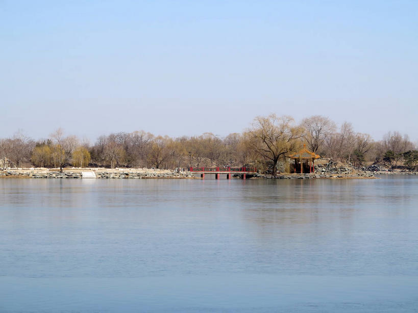 无人,公园,横图,室外,白天,正面,旅游,度假,湖,湖泊,名胜古迹,树林,水,植物,标志建筑,地标,建筑,桥梁,北京,圆明园,中国,亚洲,阴影,遗迹,光线,影子,湖面,水流,水面,桥,首都,古迹,文物,娱乐,建设,古建筑,石桥,树,树木,蓝色,绿色,倒影,蓝天,天空,阳光,自然,湖水,天,享受,休闲,旅游胜地,放松,生长,晴朗,成长,人行桥,倒映,古文明,东亚,海淀区,万里无云,中华人民共和国,北京市,京,北平,华北地区,反照,晴空,晴空万里,彩图,圆明园遗址,圆明园遗址公园,shslj1,天心水面