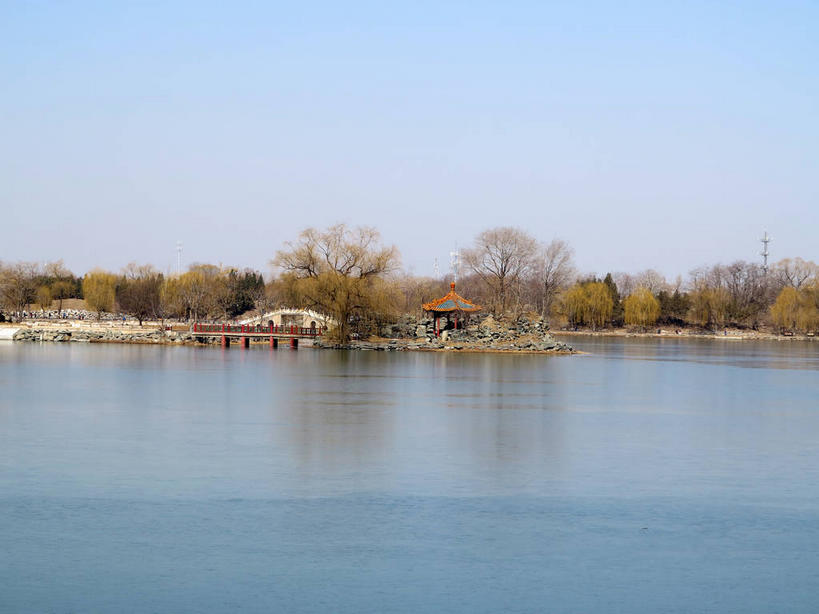 无人,公园,横图,室外,白天,正面,旅游,度假,湖,湖泊,名胜古迹,树林,水,植物,标志建筑,地标,建筑,桥梁,北京,圆明园,中国,亚洲,阴影,遗迹,光线,影子,湖面,水流,水面,桥,首都,古迹,文物,娱乐,建设,古建筑,石桥,树,树木,蓝色,绿色,倒影,蓝天,天空,阳光,自然,湖水,天,享受,休闲,旅游胜地,放松,生长,晴朗,成长,人行桥,倒映,古文明,东亚,海淀区,万里无云,中华人民共和国,北京市,京,北平,华北地区,反照,晴空,晴空万里,彩图,圆明园遗址,圆明园遗址公园,shslj1,天心水面