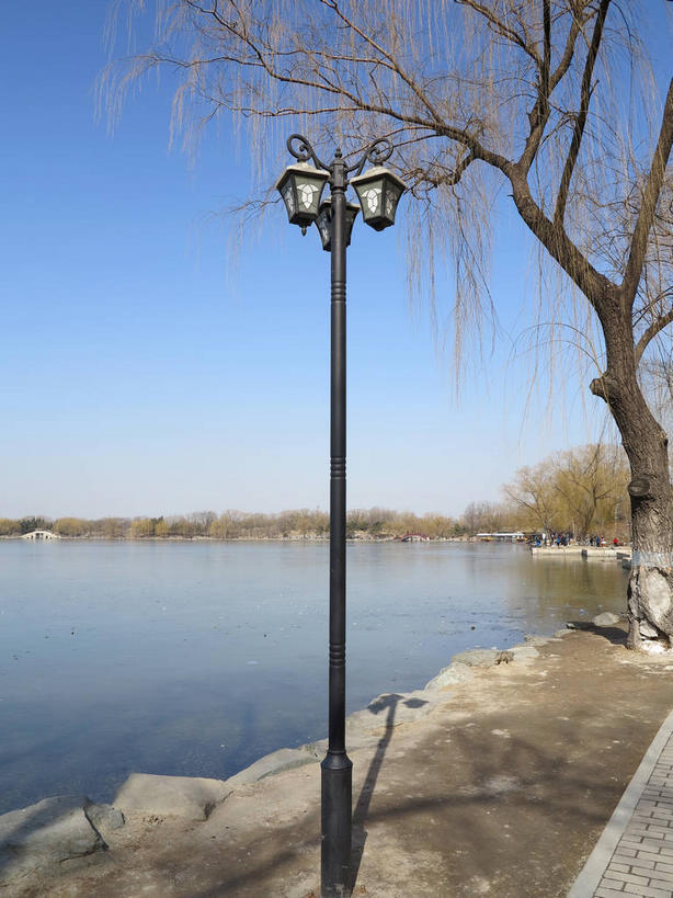 无人,公园,竖图,室外,白天,正面,旅游,度假,湖,湖泊,美景,水,路灯,照明,北京,圆明园,中国,亚洲,阴影,光线,影子,湖面,景观,水流,水面,灯光,首都,娱乐,灯,蓝色,蓝天,天空,阳光,自然,湖水,天,享受,休闲,景色,放松,晴朗,照亮,照明设备,自然风光,东亚,海淀区,万里无云,中华人民共和国,北京市,京,北平,华北地区,晴空,晴空万里,彩图,圆明园遗址,圆明园遗址公园,shslj1,天心水面