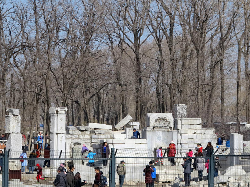 东方人,公园,栏杆,走,横图,室外,白天,正面,旅游,度假,河流,名胜古迹,树林,水,植物,标志建筑,地标,建筑,雕塑,北京,圆明园,中国,亚洲,行人,游客,游人,阴影,服装,遗迹,艺术,装饰,光线,雕刻,雕像,影子,河水,水流,围栏,首都,许多人,注视,休闲装,黄种人,古迹,文物,娱乐,建设,古建筑,护栏,路人,旅客,树,树木,衣服,蓝色,绿色,蓝天,天空,阳光,自然,工艺品,天,观察,看,一群人,享受,休闲,休闲服,旅游胜地,放松,服饰,生长,晴朗,成长,观看,纪念,美术,察看,关注,主题,陈列,古文明,东亚,海淀区,万里无云,中华人民共和国,北京市,京,北平,华北地区,功能,美学,过客,男人,男性,年轻男性,年轻女性,女人,女性,中年男性,中年女性,亚洲人,晴空,晴空万里,步行,散步,走路,半身,彩图,圆明园遗址,圆明园遗址公园,shslj1,西洋楼