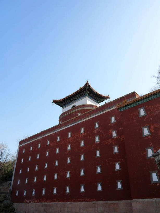 无人,颐和园,宫殿,竖图,室外,白天,仰视,旅游,度假,名胜古迹,植物,标志建筑,地标,建筑,北京,中国,亚洲,一排,许多,阴影,遗迹,整齐,光线,瓦片,影子,墙,屋檐,首都,很多,古迹,文物,娱乐,建设,古建筑,檐,墙壁,墙面,树,树木,排列,红色,蓝色,绿色,白色,蓝天,天空,阳光,自然,天,享受,休闲,旅游胜地,放松,生长,晴朗,成长,宫廷,权利,队列,古文明,东亚,海淀区,万里无云,中华人民共和国,北京市,京,北平,华北地区,皇家园林,王宫,清漪园,晴空,晴空万里,彩图,低角度拍摄,皇宫,飞檐,shslj1,四大部洲,颐和园四大部洲