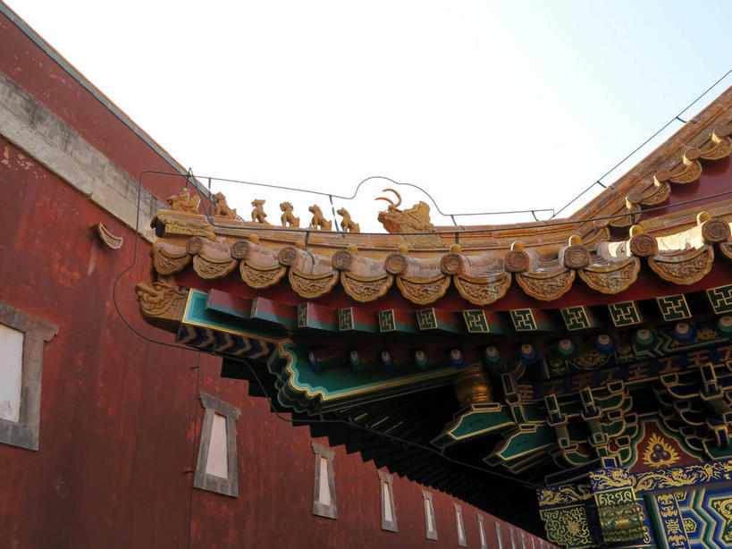 无人,颐和园,宫殿,横图,室外,白天,仰视,旅游,度假,名胜古迹,标志建筑,地标,建筑,雕塑,北京,中国,亚洲,阴影,遗迹,艺术,装饰,光线,雕刻,雕像,瓦片,影子,墙,屋檐,首都,古迹,文物,娱乐,建设,古建筑,檐,墙壁,墙面,红色,蓝色,蓝天,天空,阳光,工艺品,天,享受,休闲,旅游胜地,放松,晴朗,纪念,美术,宫廷,权利,主题,陈列,古文明,东亚,海淀区,万里无云,中华人民共和国,北京市,京,北平,华北地区,功能,美学,皇家园林,王宫,清漪园,晴空,晴空万里,彩图,低角度拍摄,皇宫,飞檐,shslj1,四大部洲,颐和园四大部洲