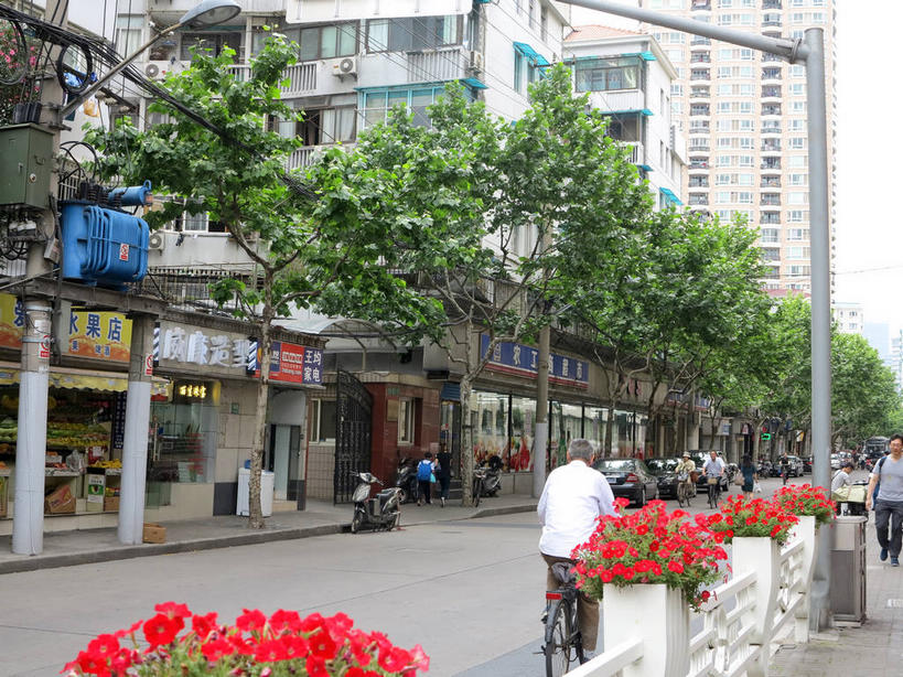 东方人,家,商店,栏杆,走,横图,室外,白天,正面,度假,美景,植物,窗户,城市风光,城市,道路,路,指示牌,公路,自行车,上海,中国,亚洲,行人,服装,盛开,电力,标志,电线,电线杆,路标,文字,线,字符,房屋,墙,屋子,景观,公寓,围栏,电能,交通,许多人,线路,花蕾,休闲装,黄种人,娱乐,标识,商铺,洋房,护栏,楼房,路牌,路人,玻璃窗,墙壁,墙面,住宅,车,脚踏车,花,花瓣,花朵,鲜花,树,树木,骑,衣服,红色,蓝色,绿色,自然,交通工具,轿车,花苞,花蕊,一群人,骑车,享受,休闲,休闲服,汉字,景色,放松,服饰,生长,成长,电,电源,申,中文,载具,能量,东亚,静安区,上海市,中华人民共和国,沪,华东地区,国文,华文,市肆,商号,过客,男人,男性,年轻男性,年轻女性,女人,女性,亚洲人,马路,步行,散步,走路,半身,彩图,房子,店铺,shslj1,泰兴路